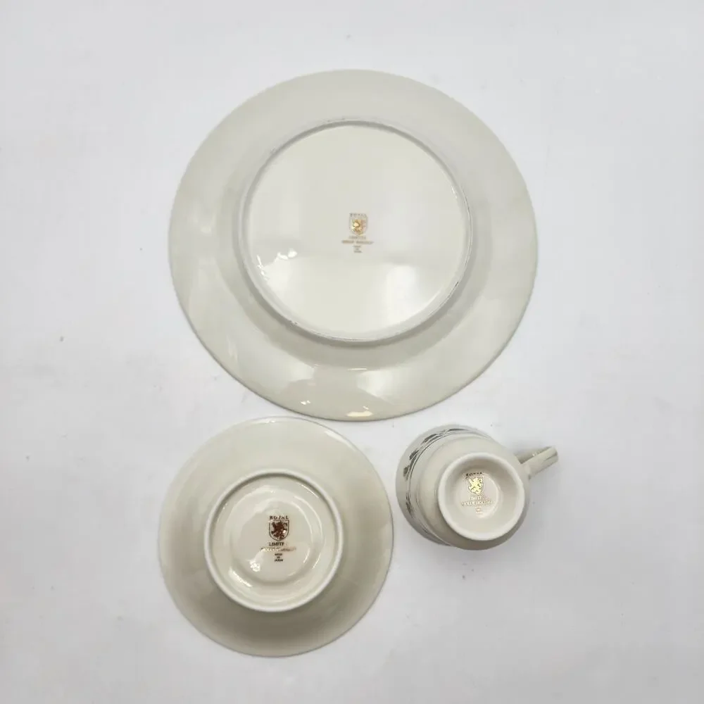 ROYAL LIMITED Holly Holiday 12 Piece Dinnerware Set Japan J-9821 Vintage 1987
